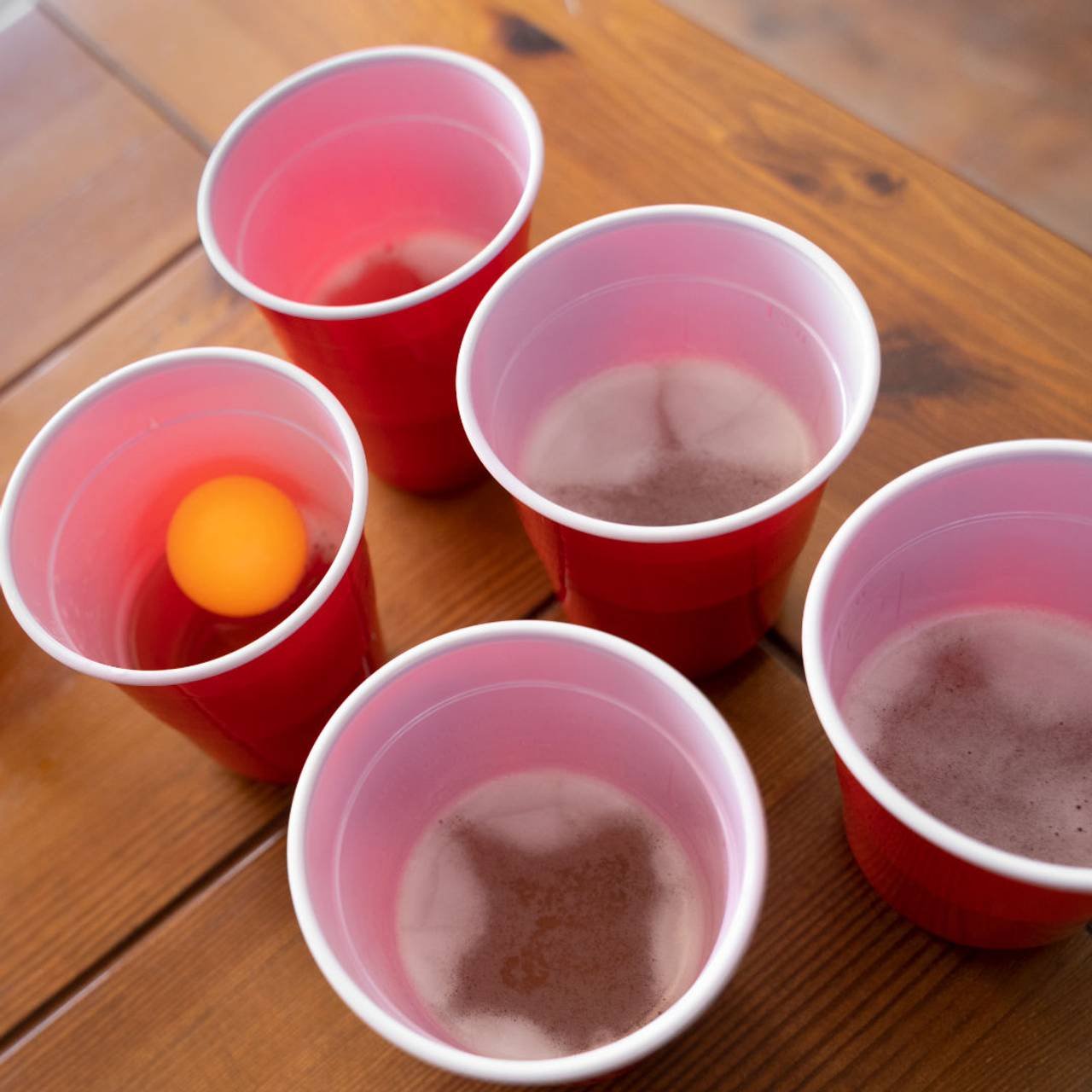 copos de plástico de alto ângulo usados ​​para festa de beer pong 