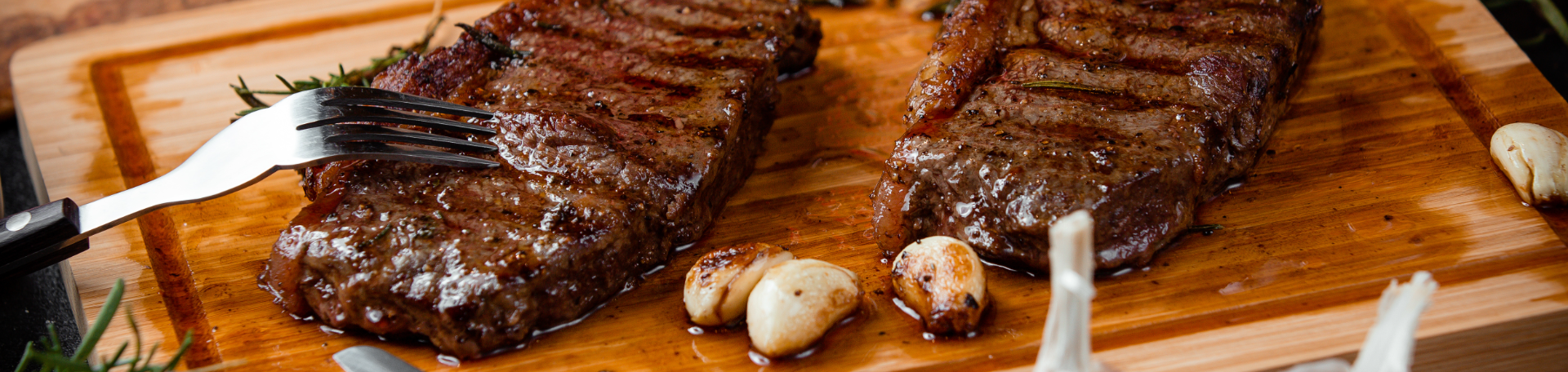 carne assada com pequenos dentes de alho em volta