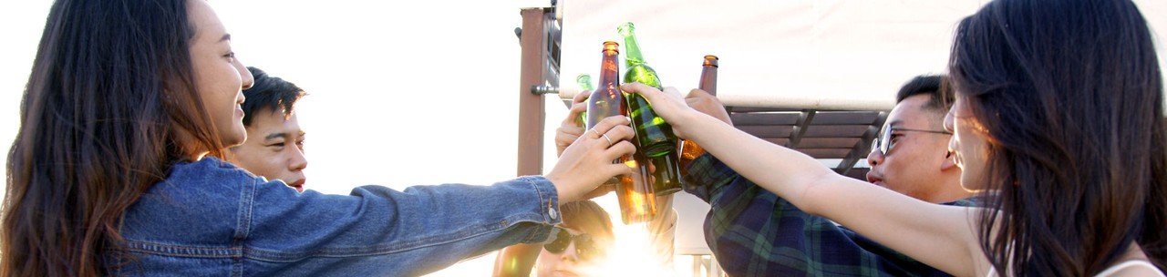 Pessoas brindando os drinks
