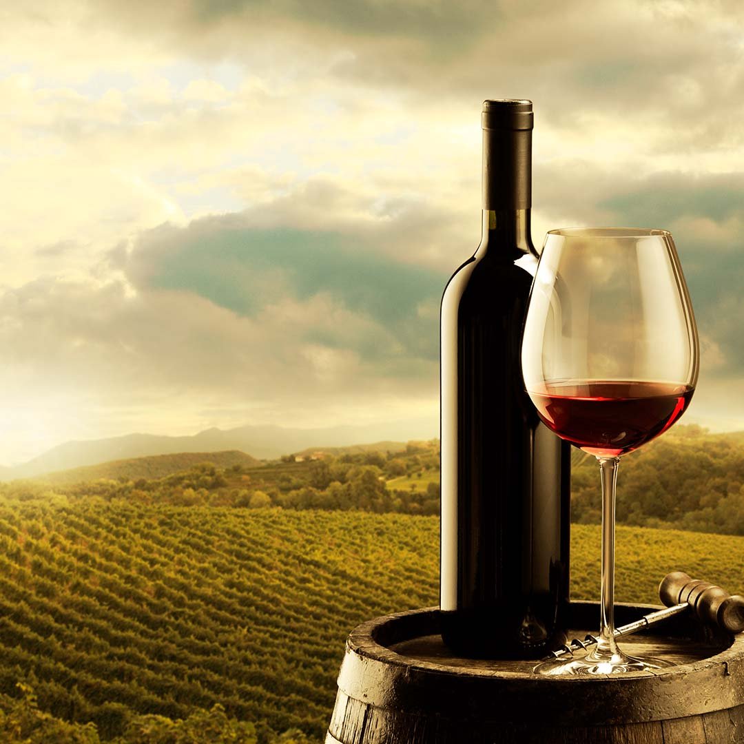 garrafa e taça com vinho Syrah 