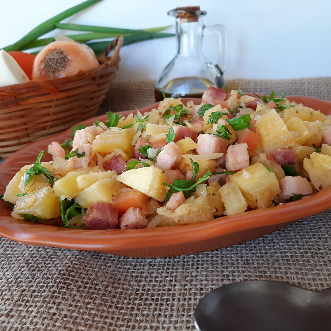 prato marrom com mandioca com bacon dentro 