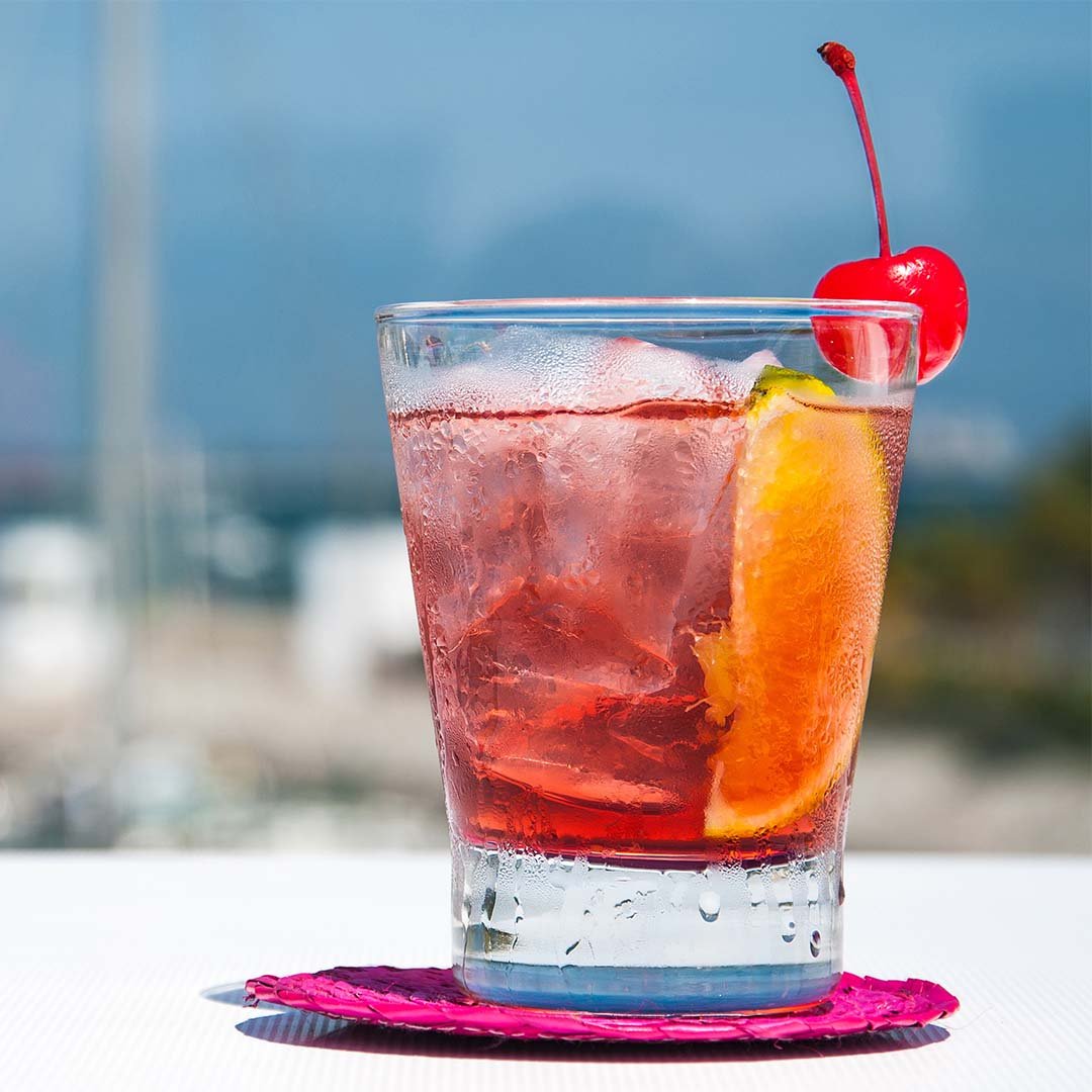 Copo com drink nega rosa