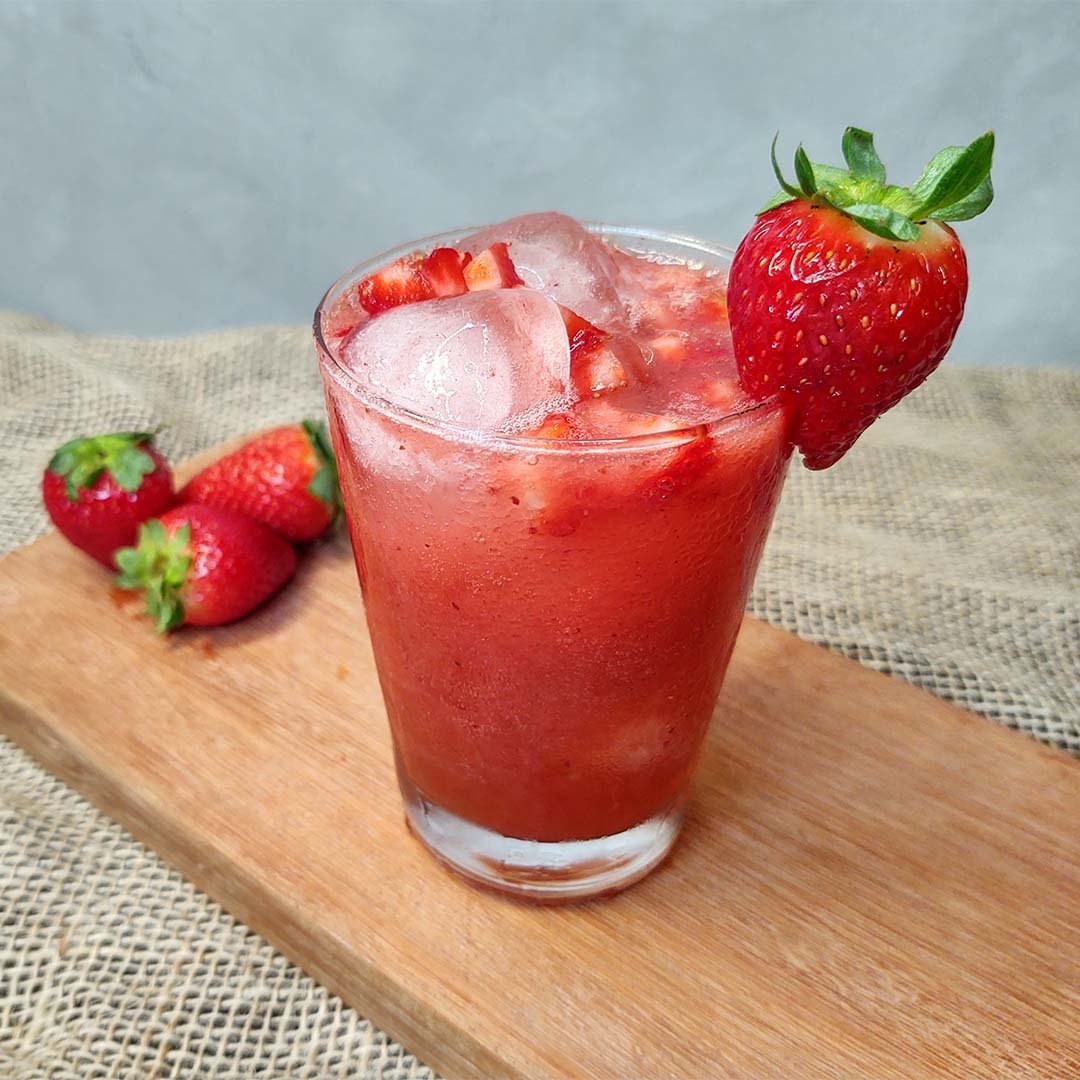 Drink de cachaça com morango