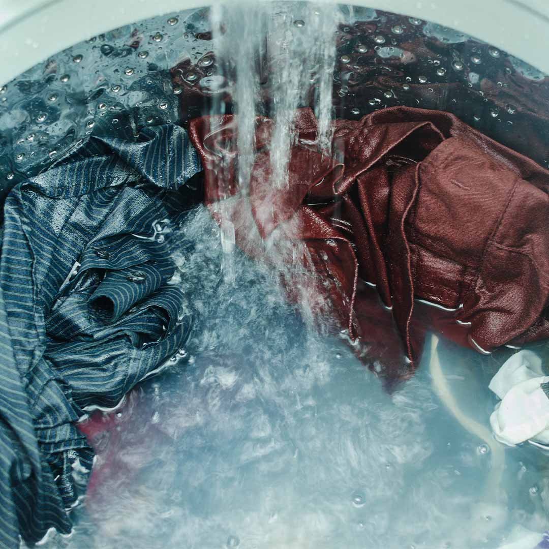 máquina de lavar com roupas de molho 