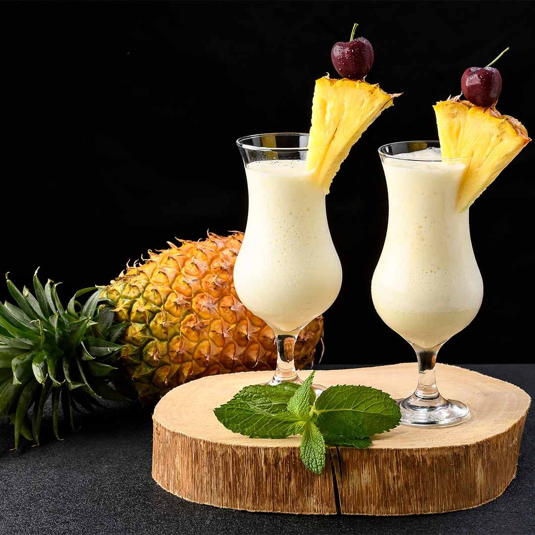 Taça de cachaça com abacaxi