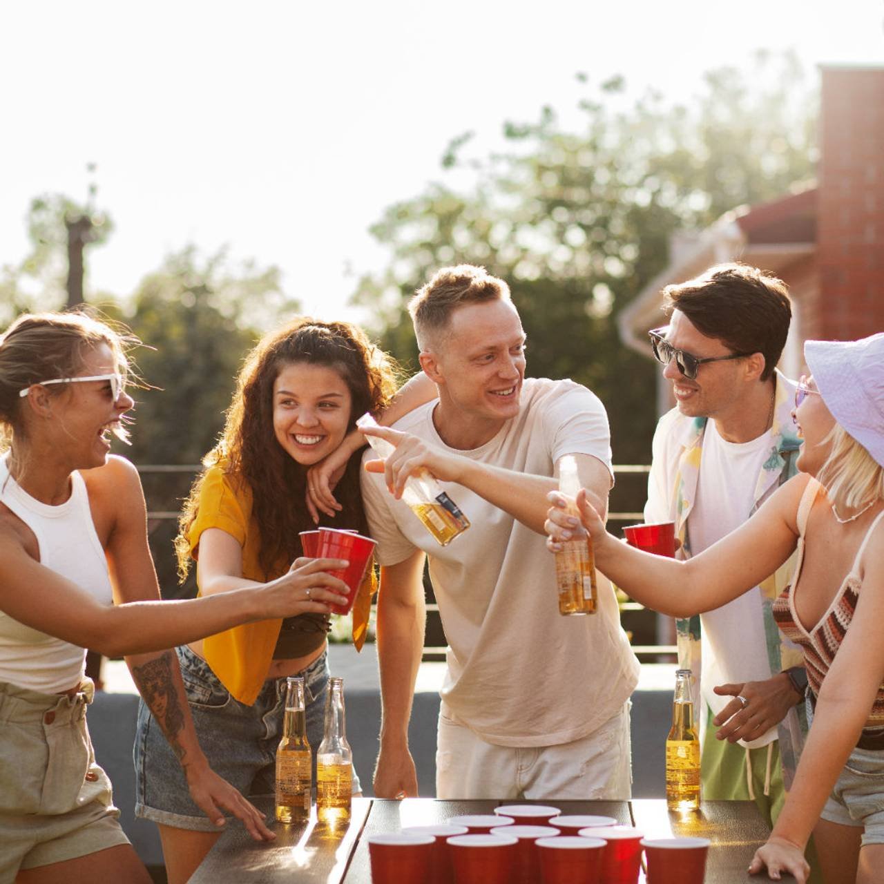 amigos de tiro medio segurando bebidas na festa