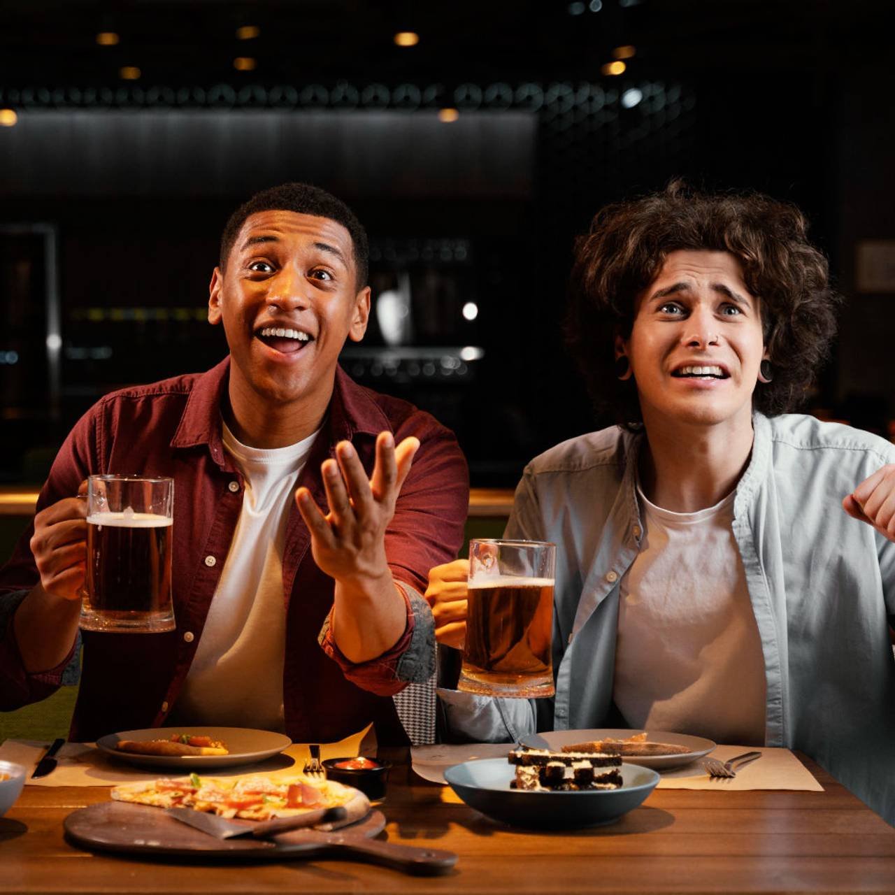 amigos felizes com tiro medio e cerveja no bar