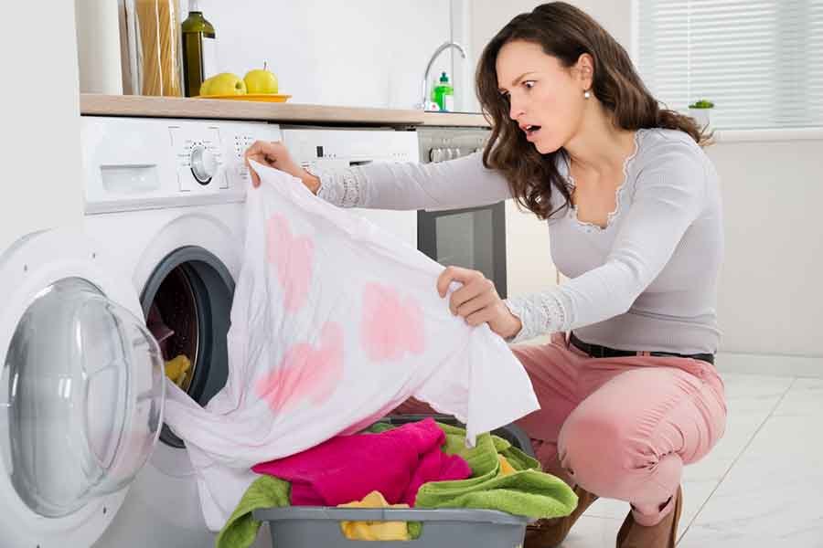 Quer aprender a remover manchas de tecidos? Então confira nossas dicas e veja como tirar manchas indesejadas das suas roupas. Vem que a gente Simplifica!
