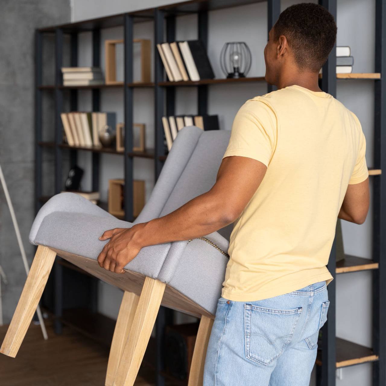 aproxime se das pessoas que estao deixando a casa confortavel