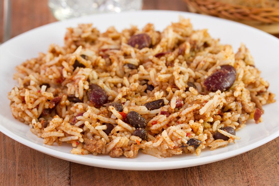 Quer surpreender seus convidados? Então que tal preparar uma autêntica e saborosa comida nordestina? Veja receita de baião de dois e ganhe fãs