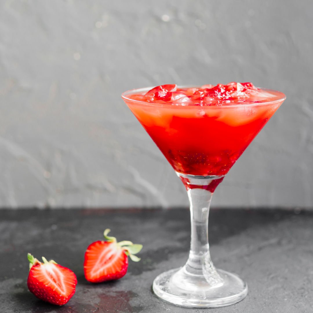 bebida de coquetel rosa com morangos