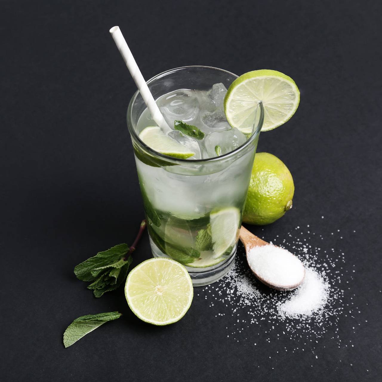 bebida de mojito com fatias de limao