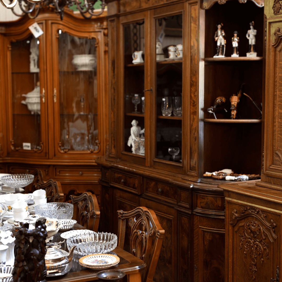 sala de jantar com armários de madeira, cristais e mesa de madeira