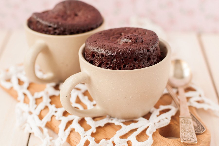 O bolo de caneca de chocolate é um jeito diferente de comer a tradicional sobremesa
