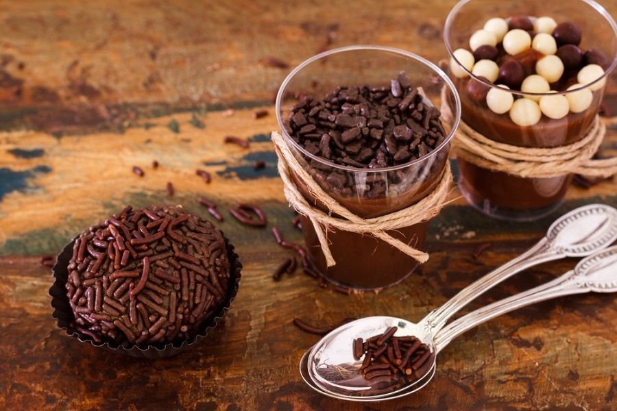 O tradicional brigadeiro também pode ser feito de uma maneira mais saudável