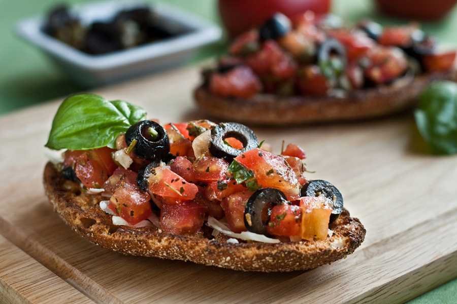 A bruschetta é uma receita italiana muito versátil e ideal para entradas