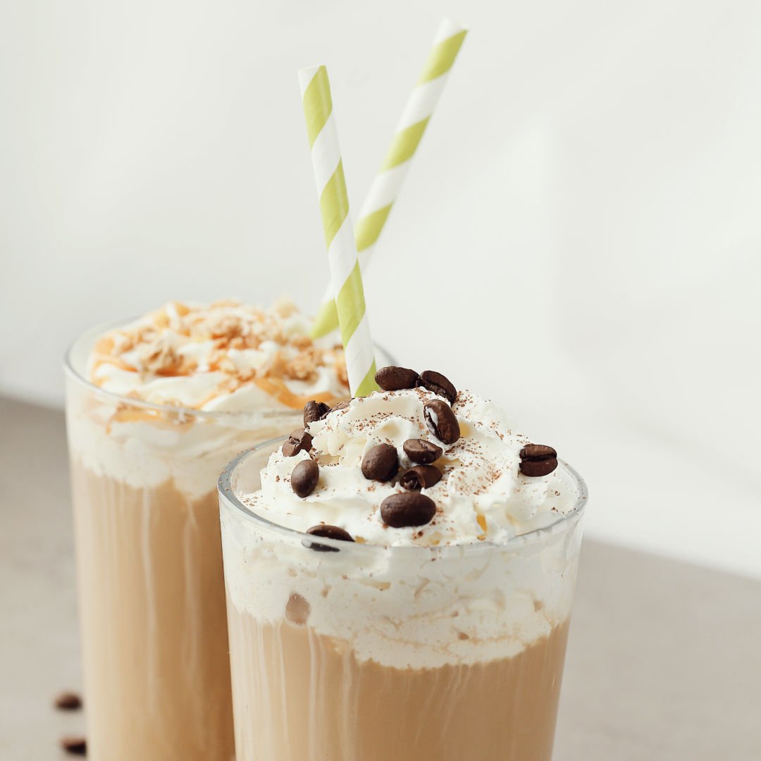 cafe cappuccino em copo com chantilly em cima