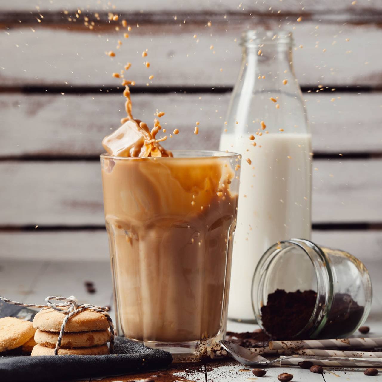 copo de vidro com café gelado e garrafa de leite gelado 