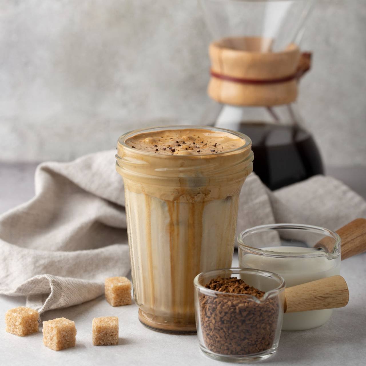 cafe delicioso de alto angulo e cubos de acucar 