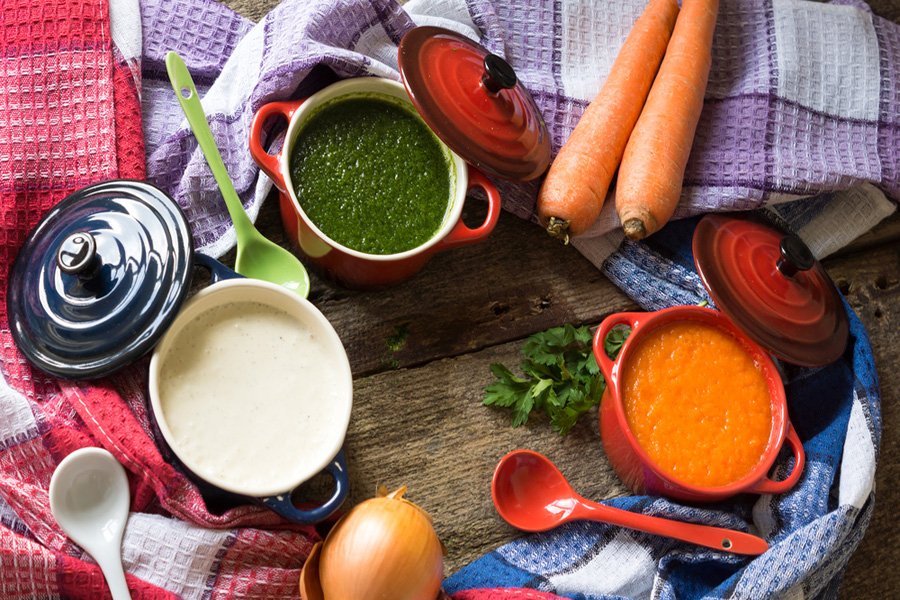 Quer aprender a fazer deliciosos caldos para esquentar esse inverno? Então confira nossa seleção de sopas deliciosas. Vem que a gente Simplifica!.
