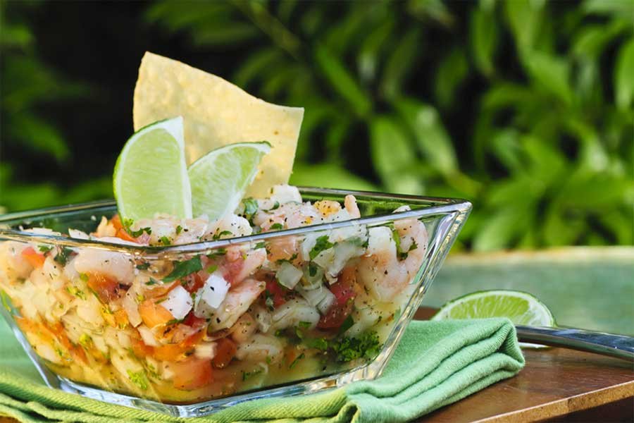 Você sabia que o ceviche é um prato peruano muito saudável e saboroso? Então, que tal preparar um para o almoço?