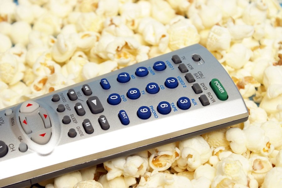 Quer curtir um filminho no sofá? Então, convide seus amigos e faça uma sessão de cinema na sua casa. A gente te ensina
