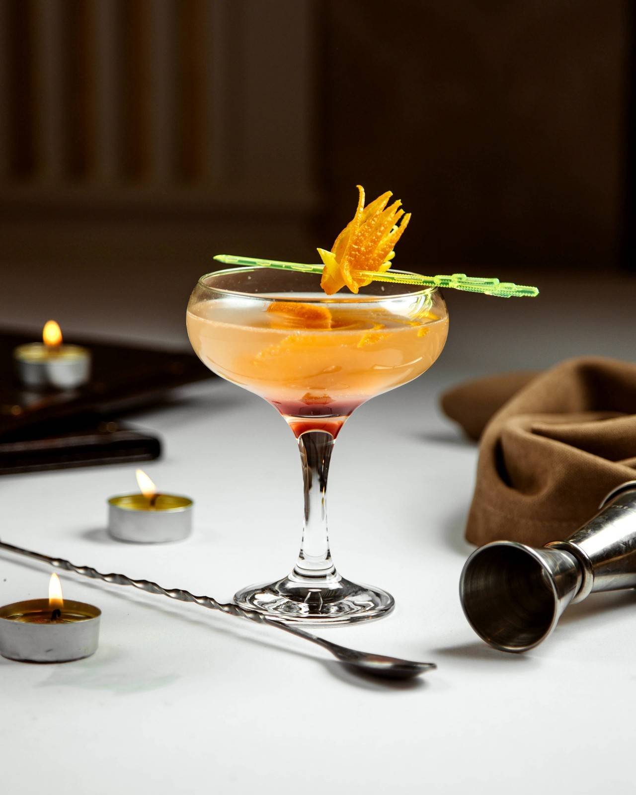 cocktail com casca de laranja