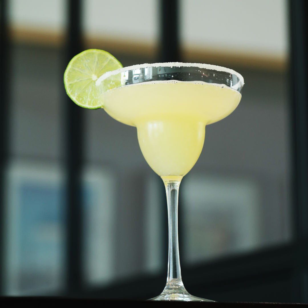 Copo de vidro com margarita e fatia de limão