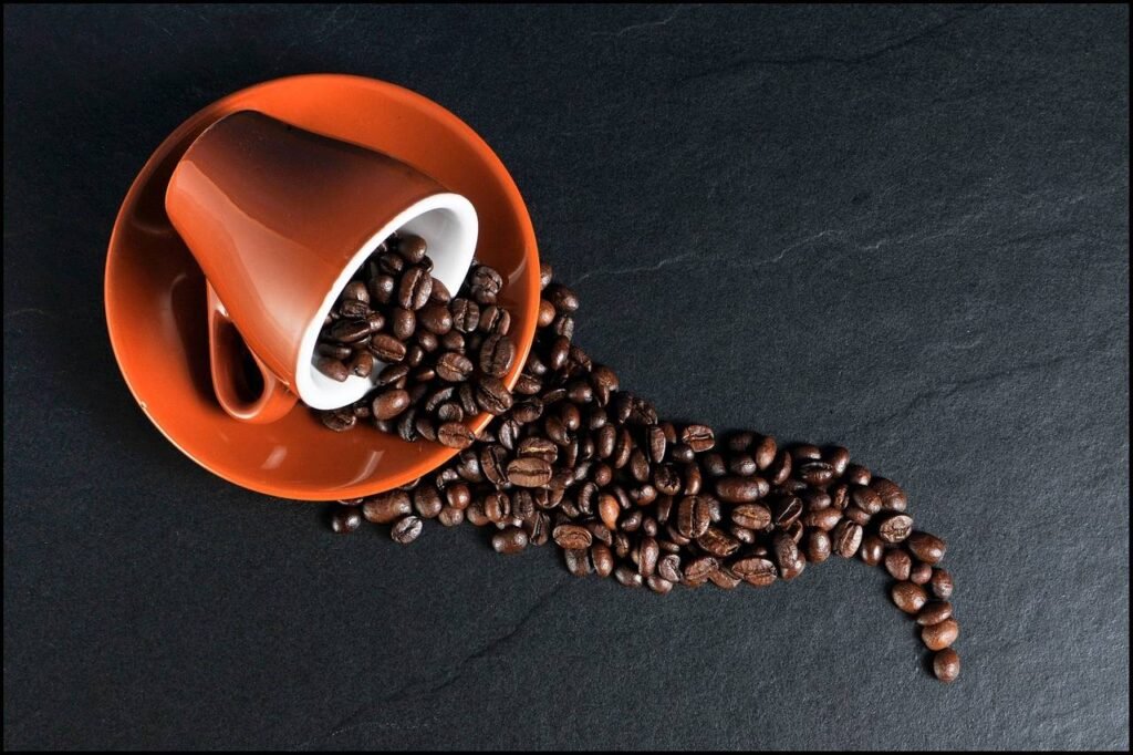 coffee 171653 1280 Copo derrubado saindo grãos de café