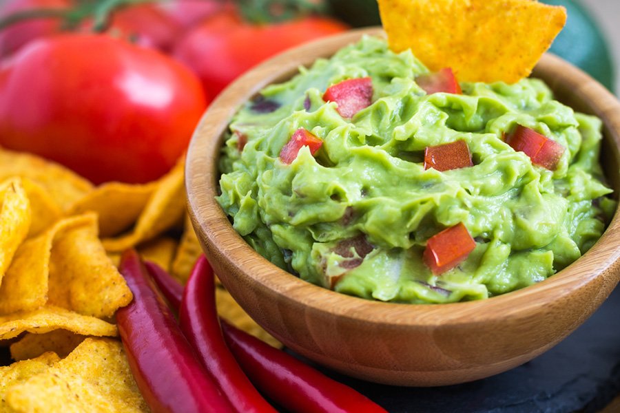 Quer aprender a fazer uma deliciosa receita com abacate? Que tal guacamole? Confira o passo a passo da receita e surpreenda seus convidados