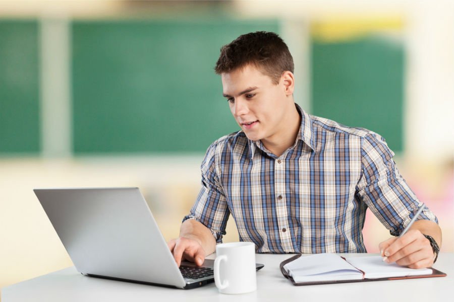 Vem que o Simplifica! te ajuda a escolher o melhor notebook para estudar