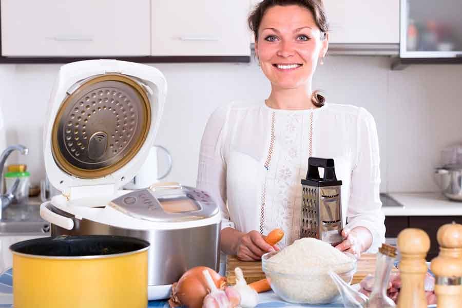 Fazer arroz soltinho pode ser difícil, mas, com uma panela elétrica, fica mais fácil. Veja como fazer seu arroz na panela elétrica aqui no Simplifica!