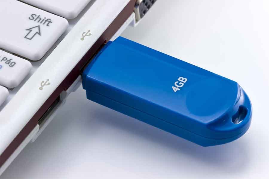 Quer liberar espaço ou está com problemas para armazenar? Então aprenda como formatar o pen drive!
