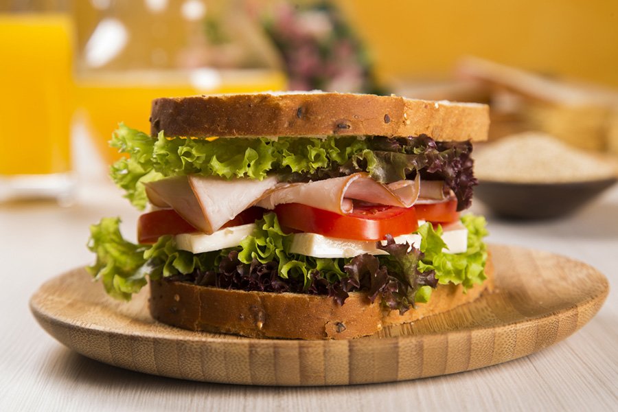 O lanche natural é uma ótima opção para matar a fome durante a dieta. Mas, para evitar extrapolar calorias, você precisa saber como prepará-lo. Confira: