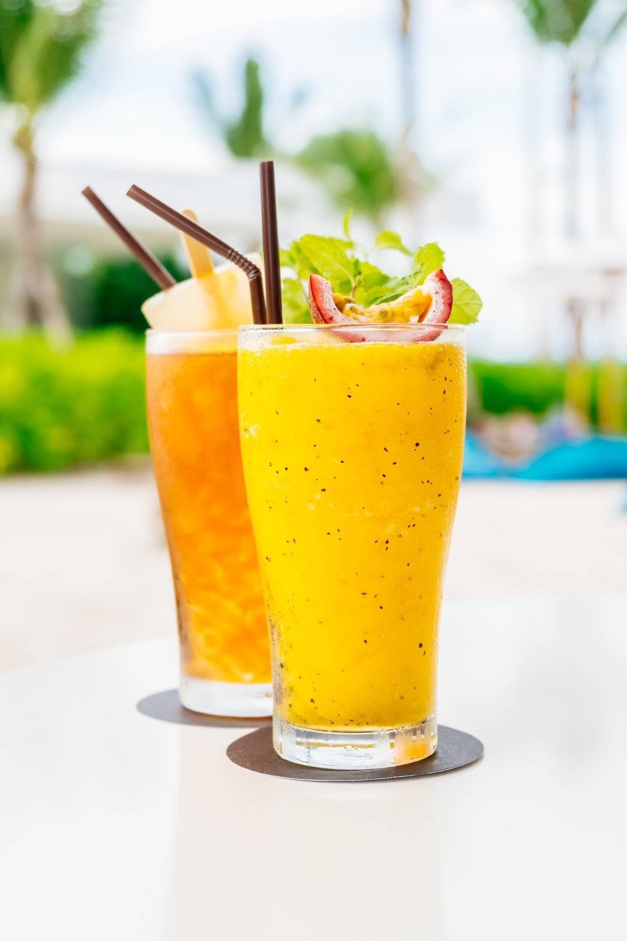 coqueteis gelados beber copo com praia e mar