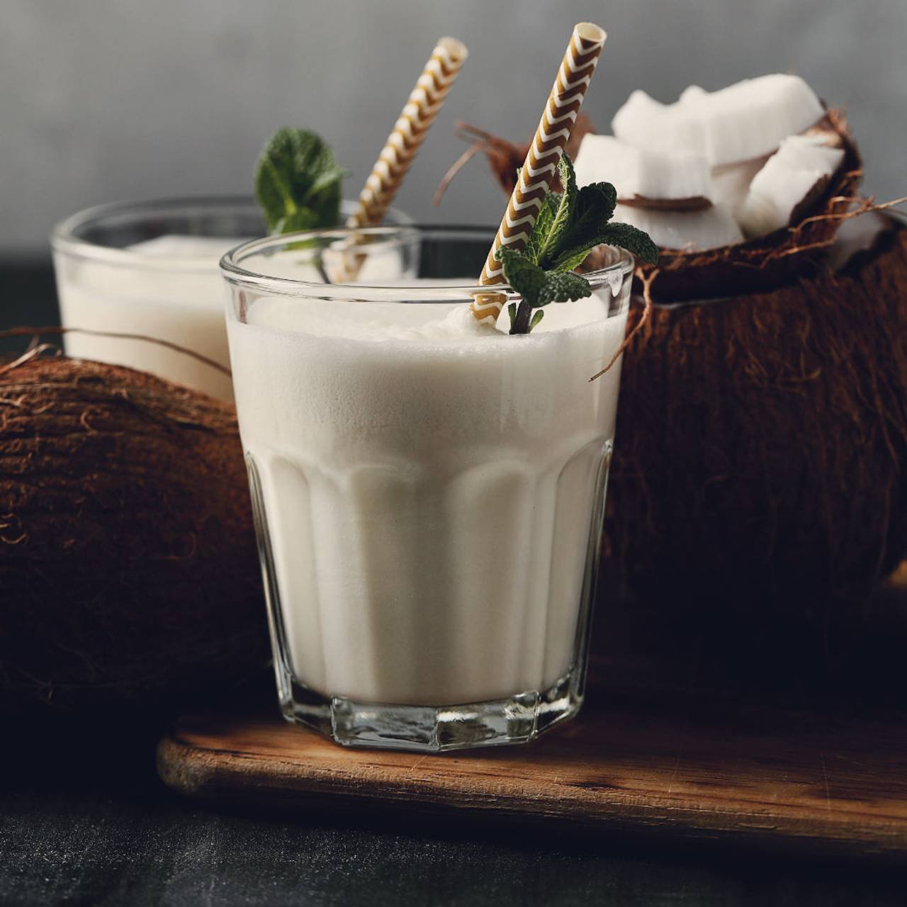 coquetel de coco com canudo bebida tropical 