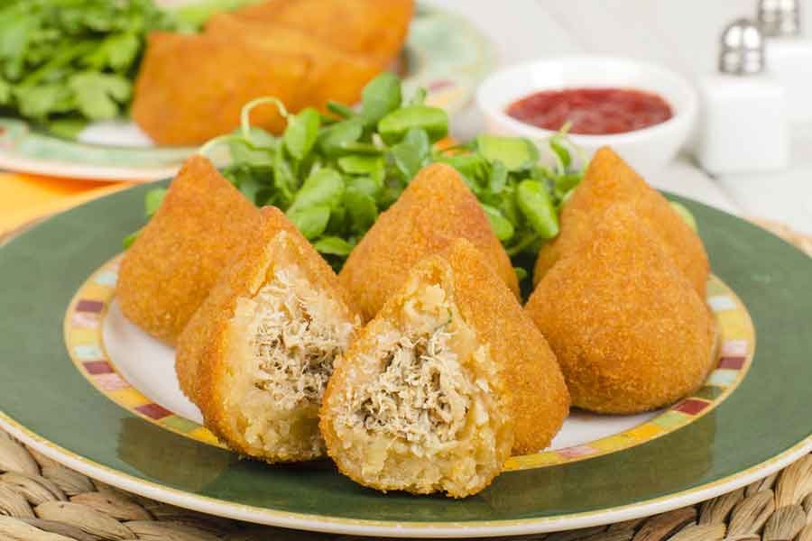 O salgado mais amado do Brasil ganhou uma versão deliciosa e mais saudável: a receita de cozinha na AirFryer. Quer aprender a fazer? Então confira: