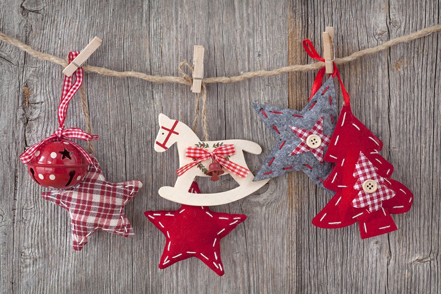 Você pode fazer um varal com objetos de feltro e bolas de natal