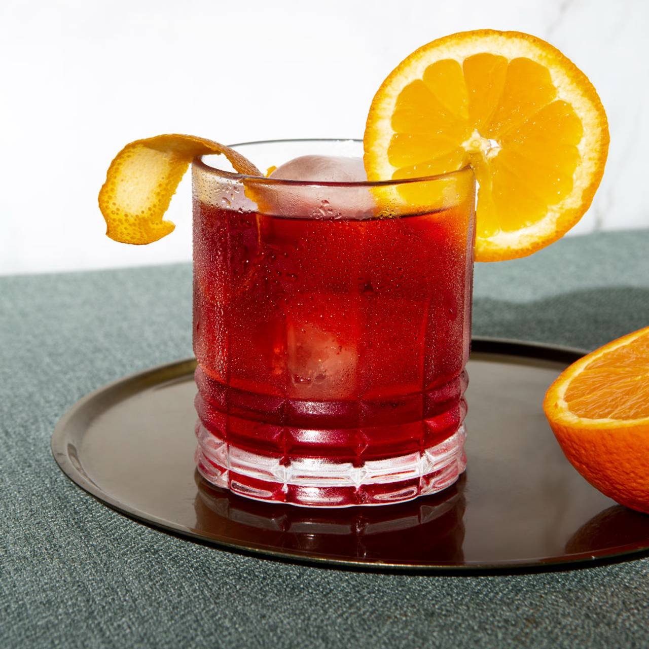 delicioso coquetel negroni com laranja