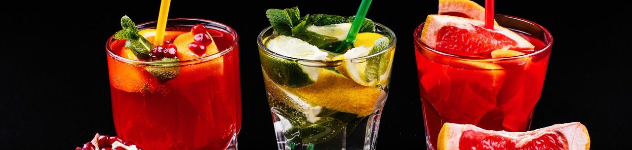 delicioso mojito rum e coca cola laranja sangue e coqueteis de vodka servidos com frutas