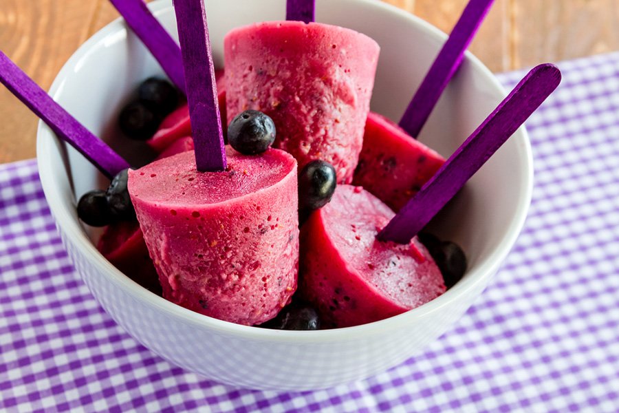 Você também pode fazer as paletas com copos descartáveis