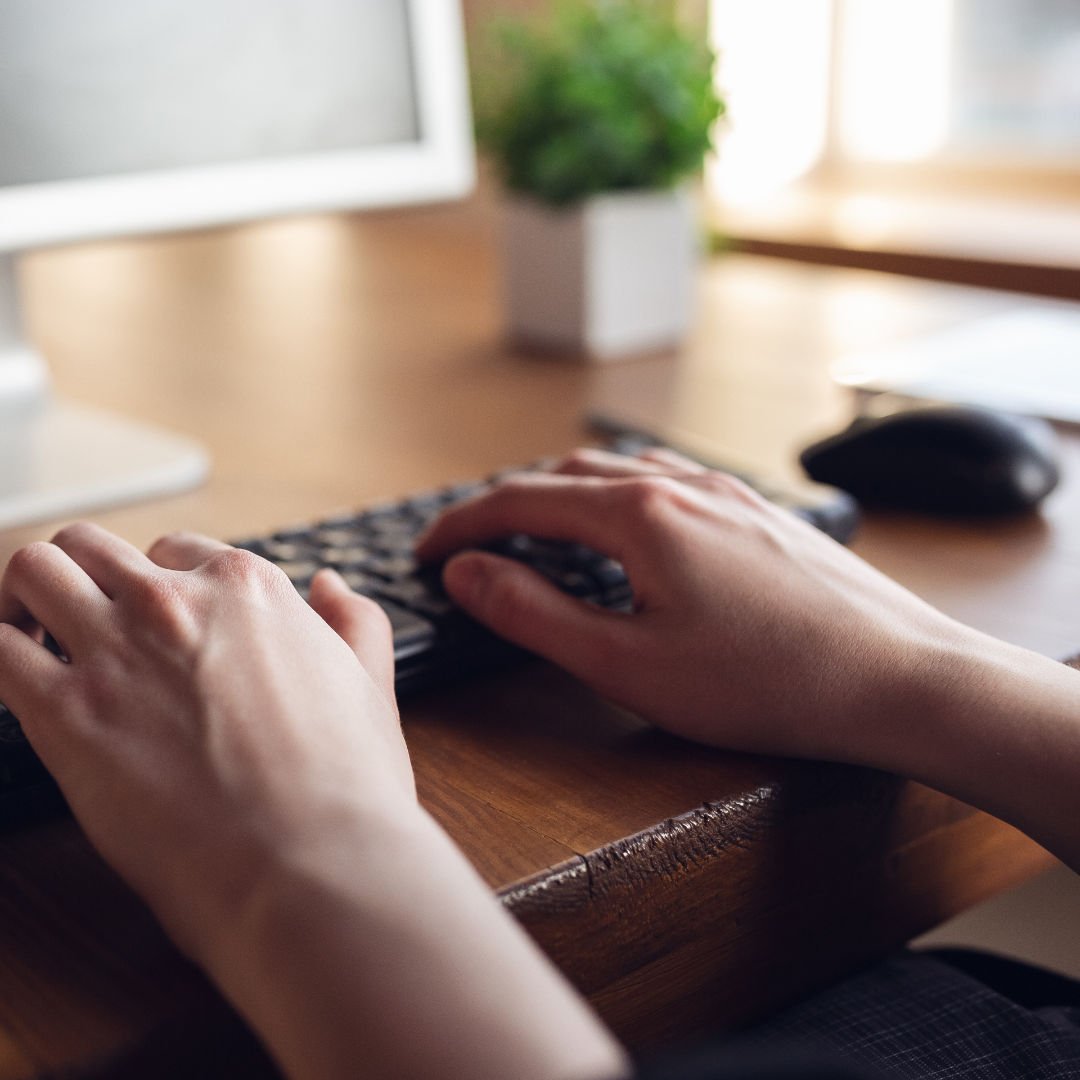 pessoa digitando em um teclado preto de computador