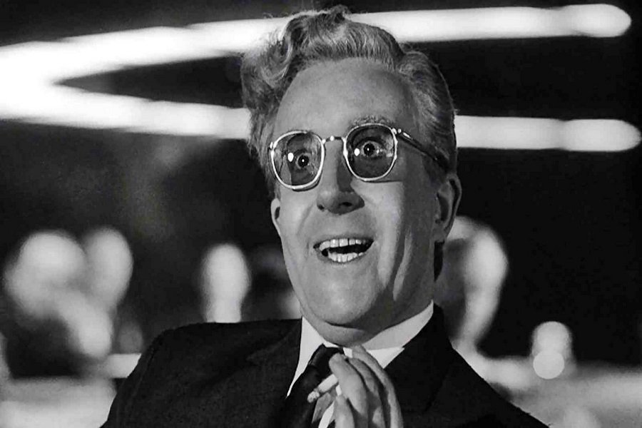 Assim como em outros filmes, Peter Sellers interpreta mais de um personagem no filme