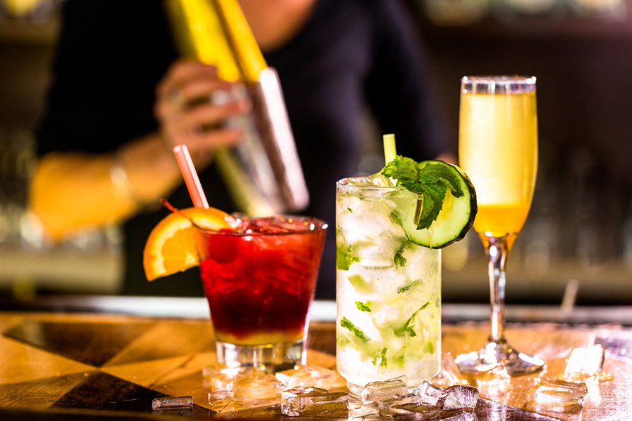 Nada melhor do que brindar o Natal e o Ano Novo com deliciosos drinks fáceis para festas de final de ano, não é mesmo? Então confira nossa seleção e delicie-se