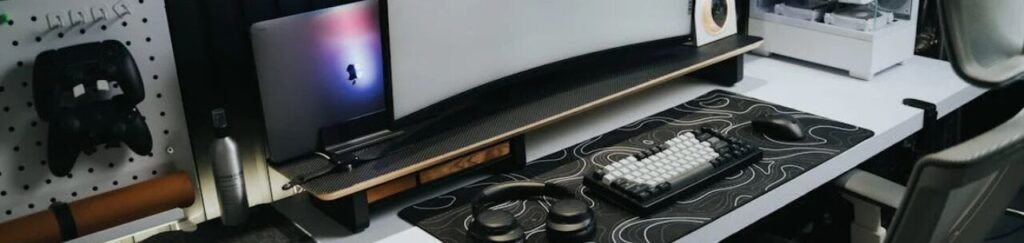 Modelo de Bullets para Simplifica (4) Escrivaninha moderna com computador e teclado gamer
