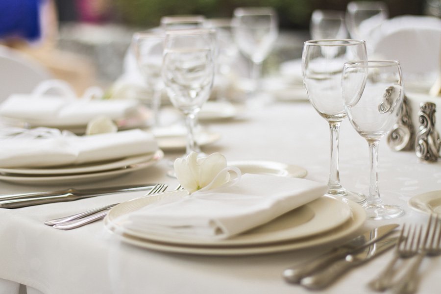 Você conhece todas as regras de etiqueta à mesa? Sabe como organizar perfeitamente um jantar formal? Não? Então confira nossas dicas básicas.