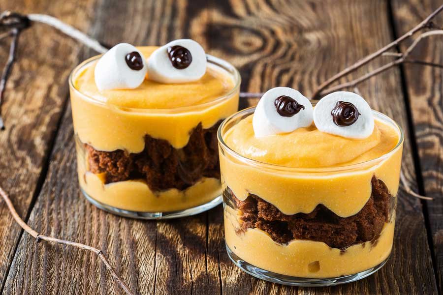 Quer surpreender seus convidados na sua Festa de Halloween? Então aprenda esta deliciosa e apavorante receita de bolo monstro de chocolate e baunilha.