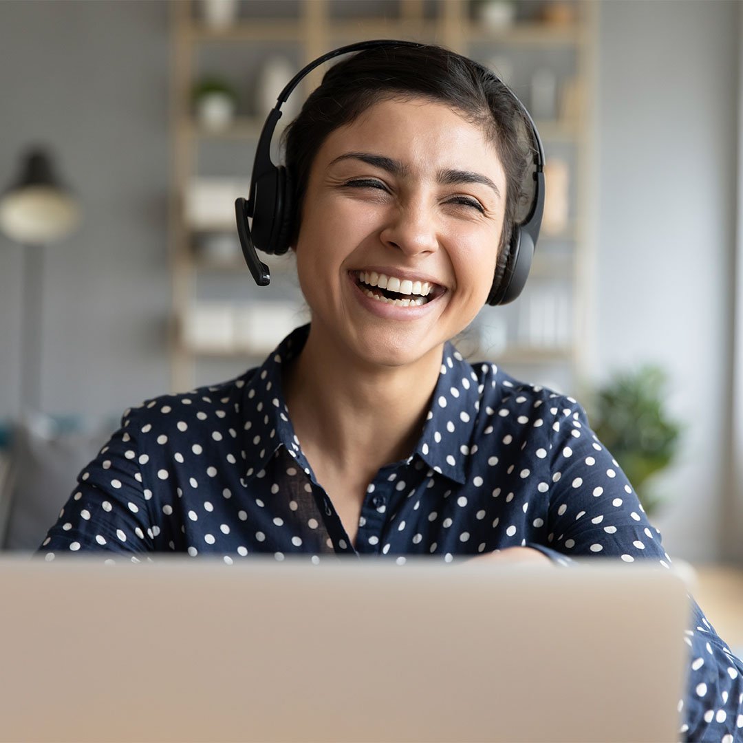 Mulher sorridente utilizando headset Bluetooth da Multilaser