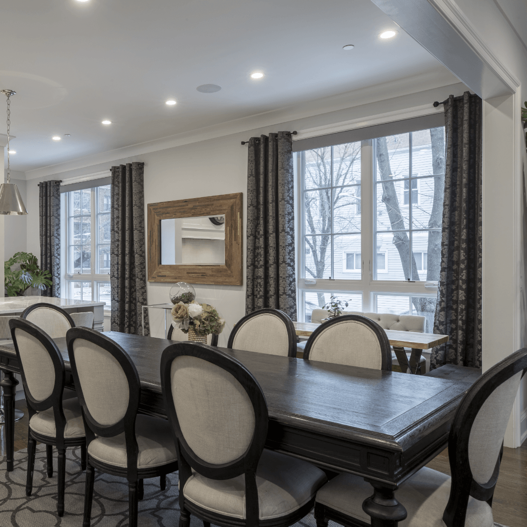 sala de estar com mesa escura de madeira no estilo clássic 