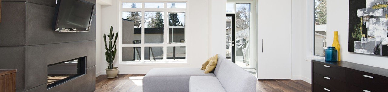 ambiente todo em branco com decoração minimalista